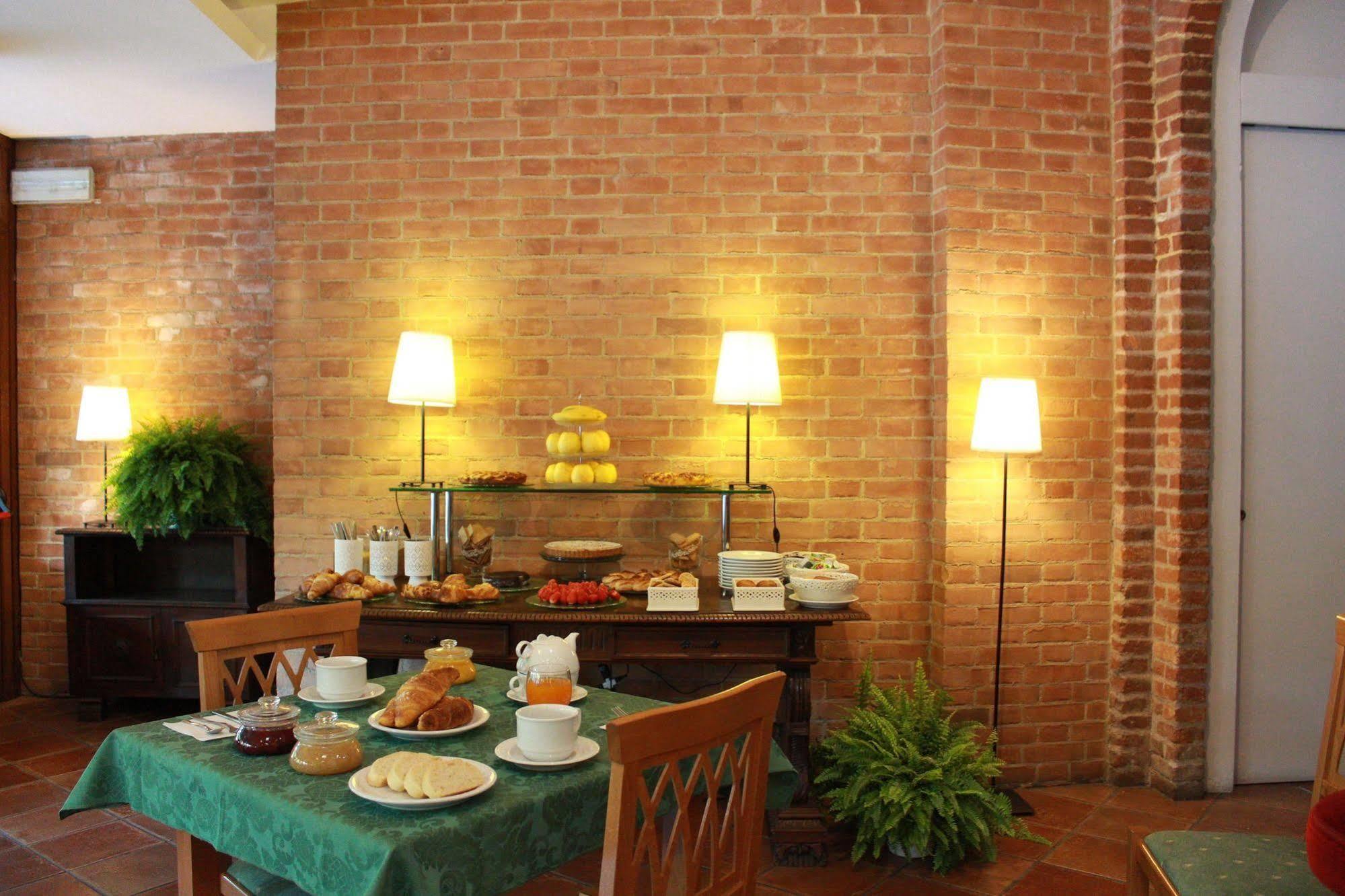 Hotel Portici Vicoforte Bagian luar foto